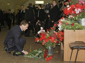 Ruský prezident položil květiny ve stanici metra Lubjanka.